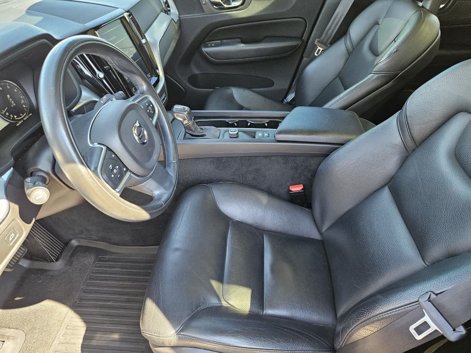 Used 2018 Volvo XC60 T5 Momentum w/ Vision Package AWD/4WD image 11