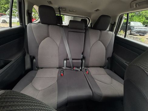 Used 2025 Toyota Highlander LE FWD image 39