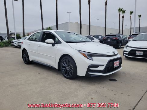Used 2026 Toyota Corolla SE FWD image 2