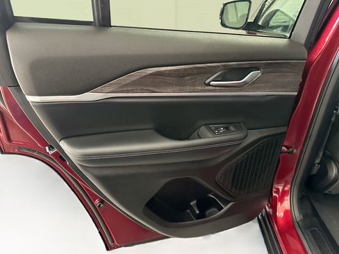 Used 2023 Jeep Grand Cherokee Limited w/ Black Appearance Package AWD/4WD image 27