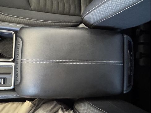 Used 2025 Nissan Pathfinder SV FWD image 19