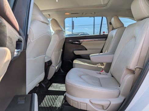 Used 2021 Toyota Highlander Platinum AWD/4WD image 6