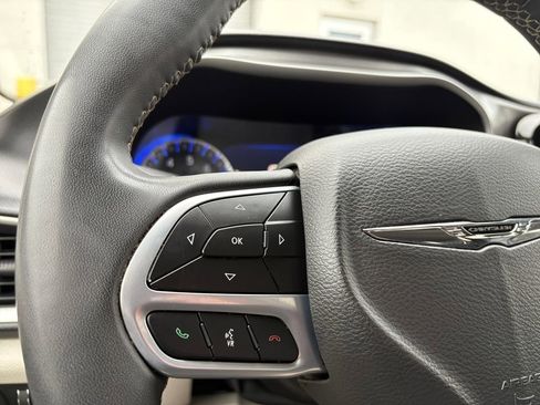 Used 2022 Chrysler Pacifica Touring-L image 16