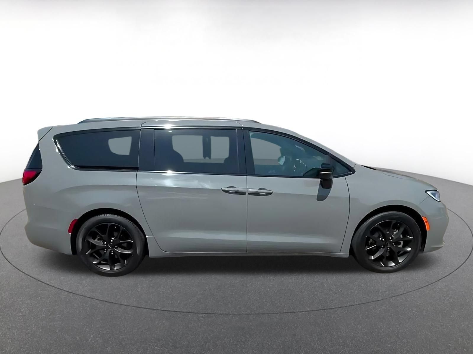 Used 2025 Chrysler Pacifica Limited FWD image 15