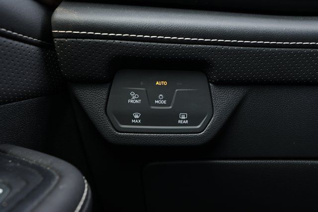 Used 2025 Volkswagen Atlas SE AWD/4WD image 15