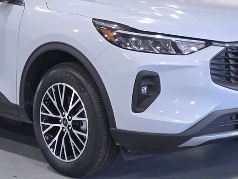 New 2025 Ford Escape SE w/ Class II Trailer Tow Package FWD image 3