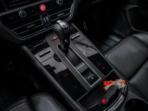 Used 2024 Porsche Macan image 19
