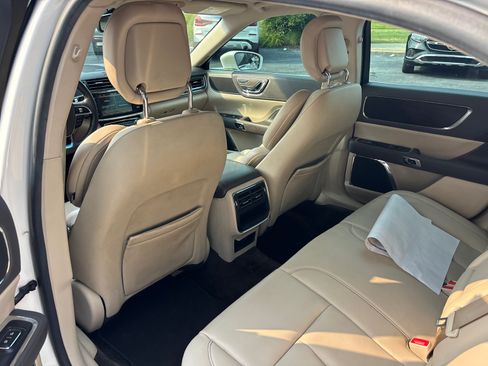 Used 2017 Lincoln Continental Premiere FWD image 25