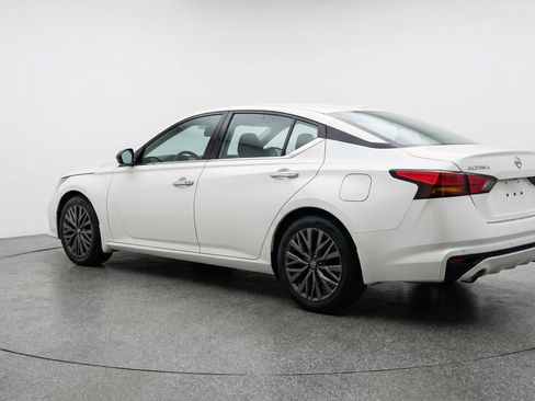 Used 2025 Nissan Altima 2.5 SV FWD image 6