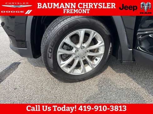 Used 2019 Jeep Cherokee Latitude w/ Popular Appearance Group FWD image 27