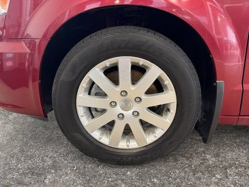 Used 2016 Chrysler Town & Country Touring FWD image 12