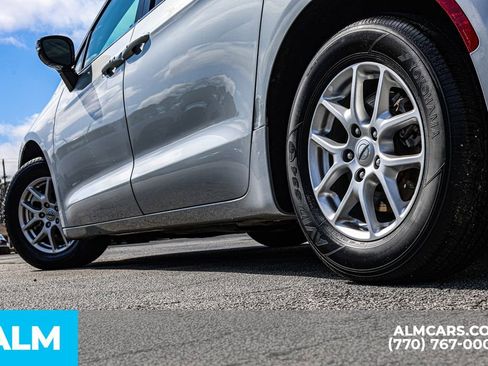 Used 2024 Chrysler Pacifica Touring-L image 16