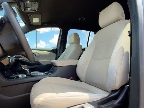 Used 2023 Chevrolet Traverse LS FWD image 6