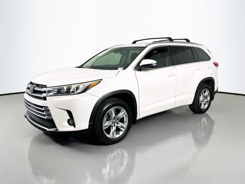 Used 2017 Toyota Highlander Limited image 3