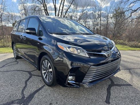 Used 2018 Toyota Sienna Limited image 2