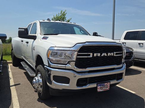 Used 2024 RAM 3500 Tradesman w/ Chrome Appearance Group AWD/4WD image 4