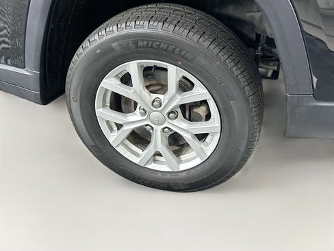 Used 2023 Jeep Grand Cherokee L Limited image 11