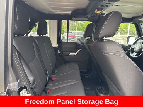 Used 2017 Jeep Wrangler Unlimited Sahara w/ Connectivity Group AWD/4WD image 19
