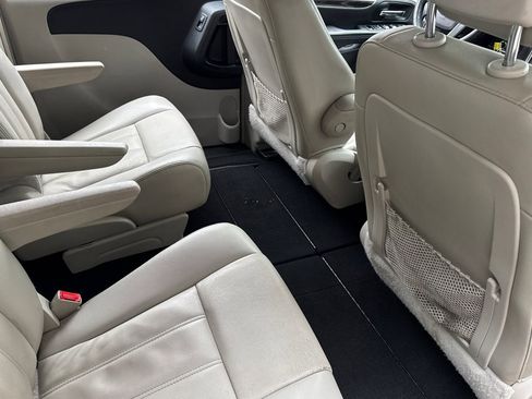 Used 2013 Chrysler Town & Country Touring image 29