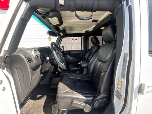 Used 2018 Jeep Wrangler Unlimited Sahara AWD/4WD image 3