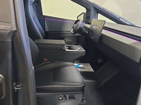 Used 2025 Tesla Cybertruck AWD Crew Cab image 4