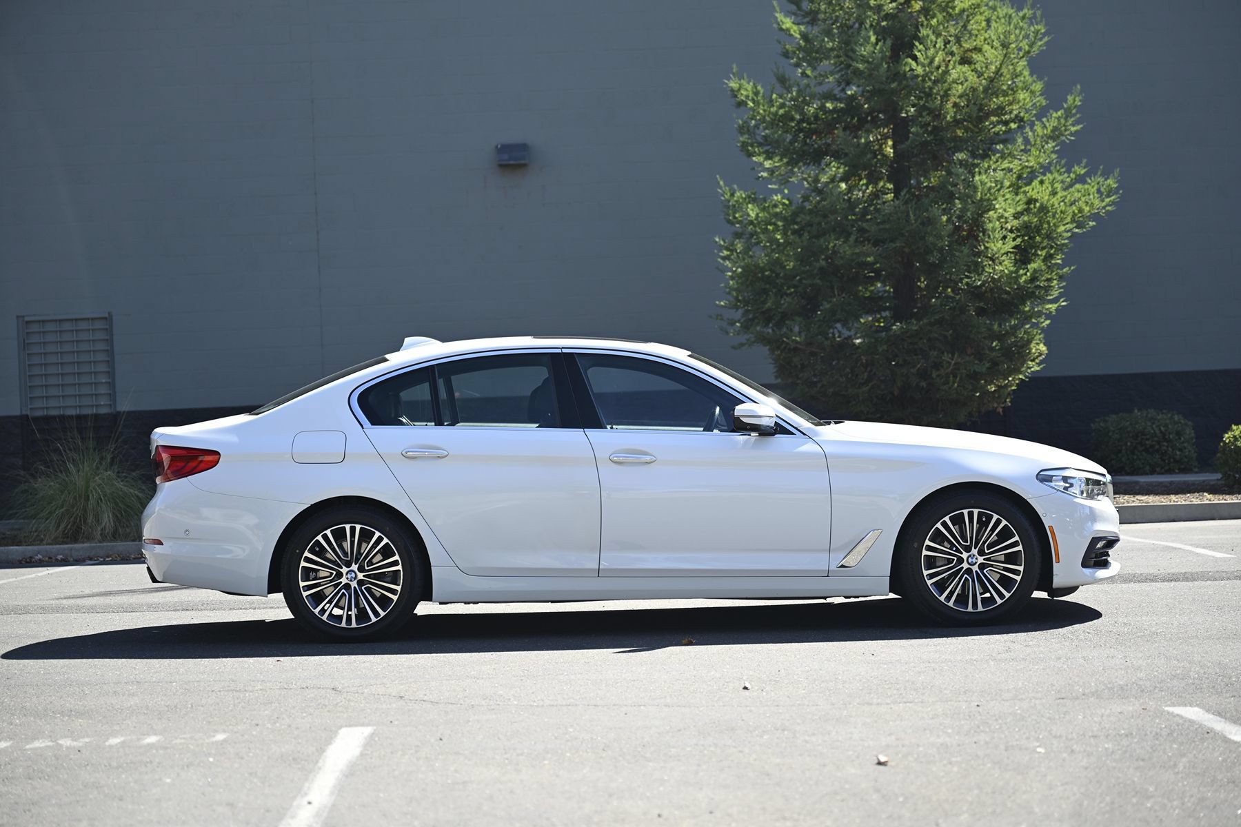Used 2017 BMW 530i xDrive AWD/4WD image 8