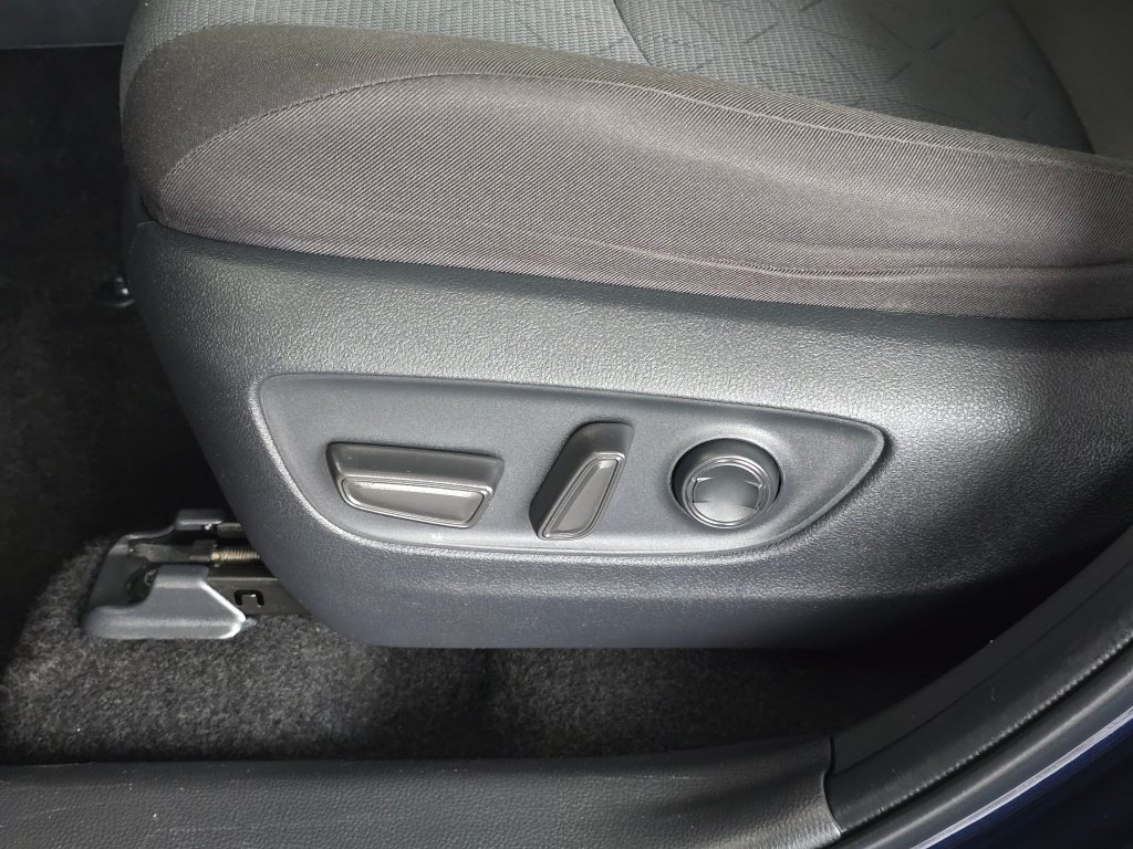 Used 2025 Toyota RAV4 XLE AWD/4WD image 19