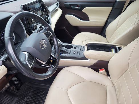Used 2020 Toyota Highlander XLE AWD/4WD image 12