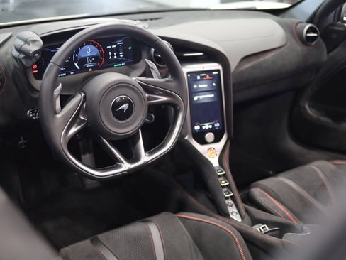 Used 2026 McLaren 750S Spider RWD image 35