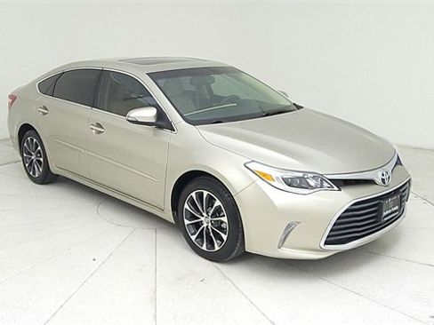 Used 2016 Toyota Avalon XLE Premium image 3