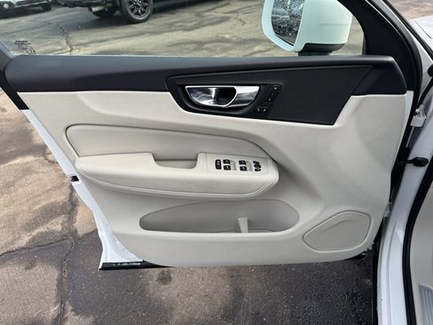 Used 2022 Volvo XC60 B5 Momentum image 6