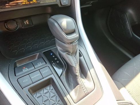 Used 2024 Toyota RAV4 XLE FWD image 15