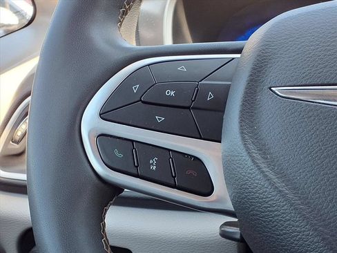 Used 2023 Chrysler Pacifica Touring-L FWD image 20