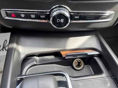 Used 2022 Volvo XC60 B5 Momentum w/ Advanced Package image 22
