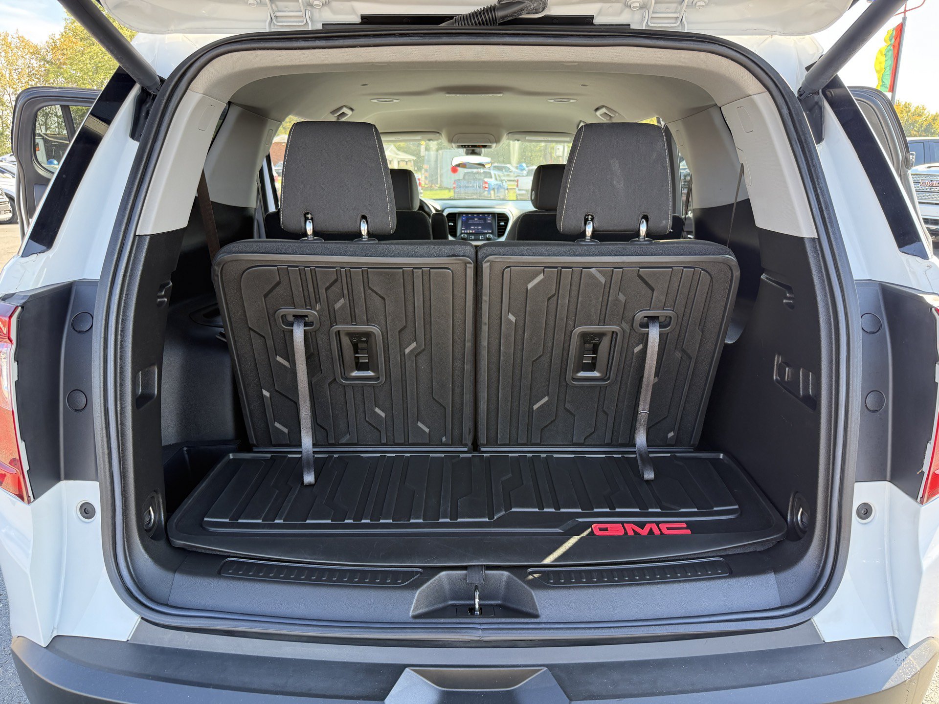Used 2023 GMC Acadia SLE w/ Driver Convenience Package FWD image 33