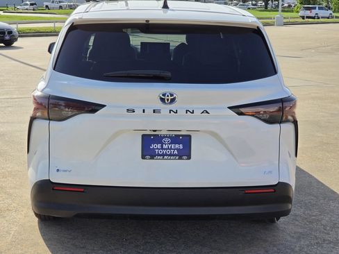 Used 2025 Toyota Sienna LE FWD image 8