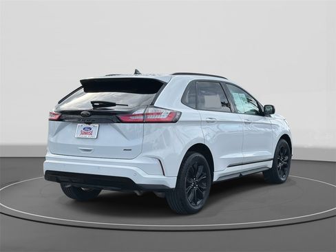 Used 2022 Ford Edge SE w/ Black Appearance Package image 5
