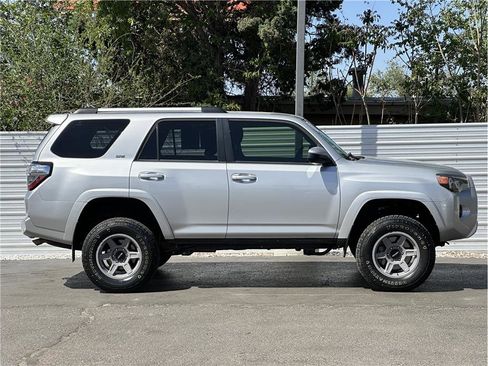 Used 2021 Toyota 4Runner SR5 AWD/4WD image 9