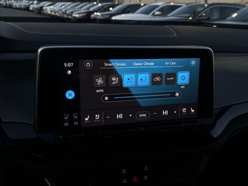 Used 2025 Volkswagen Atlas Cross Sport SE w/ Panoramic Sunroof Package image 20