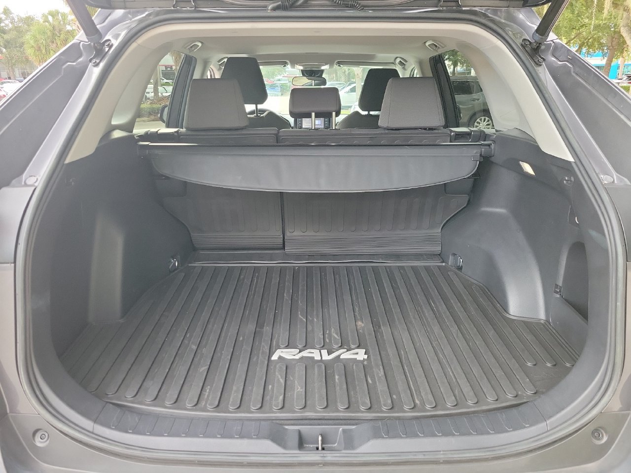Used 2022 Toyota RAV4 XLE w/ Convenience Package FWD image 8