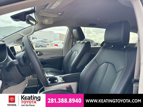 Used 2024 Chrysler Pacifica Limited FWD image 16