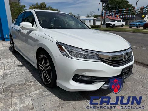 Used 2017 Honda Accord Touring image 4