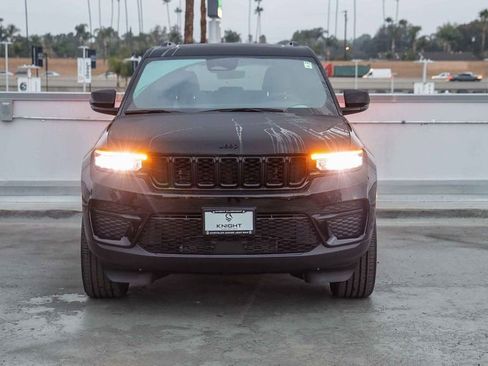 New 2025 Jeep Grand Cherokee Altitude image 3