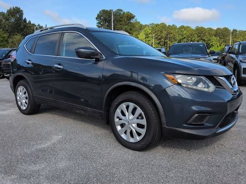 Used 2016 Nissan Rogue S w/ Appearance Package FWD image 2