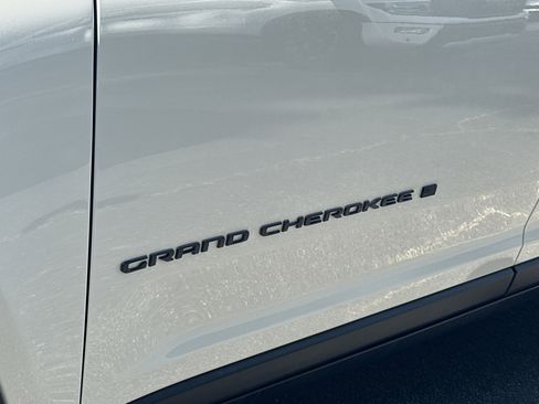 Used 2024 Jeep Grand Cherokee Limited w/ Black Appearance Package AWD/4WD image 14