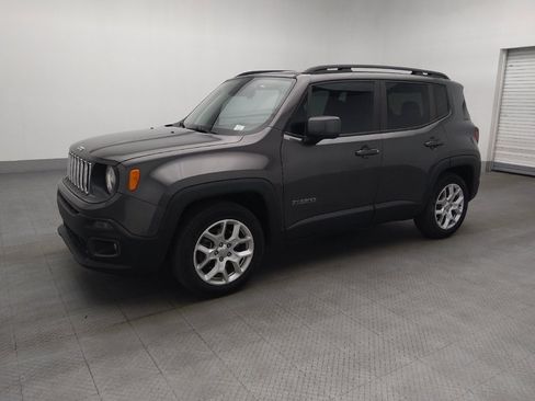 Used 2018 Jeep Renegade Latitude FWD image 2