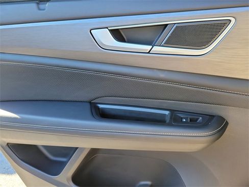 Certified 2024 Volkswagen Atlas Cross Sport SE w/ Panoramic Sunroof Package image 14