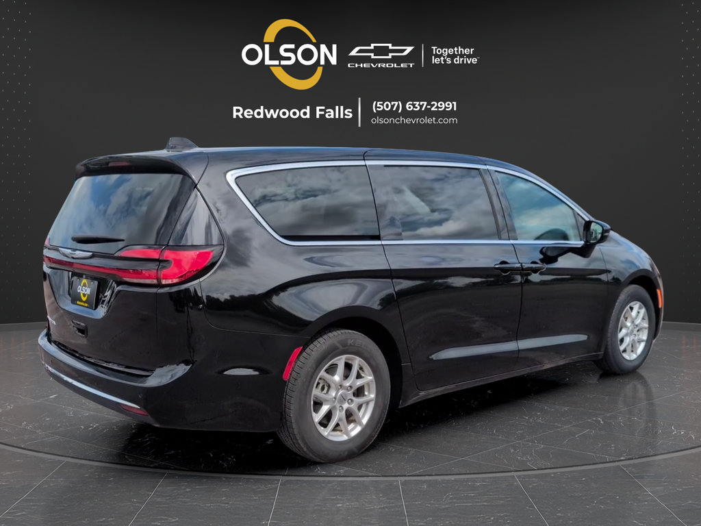 Used 2024 Chrysler Pacifica Touring-L FWD image 5