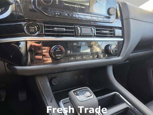 Used 2025 Nissan Pathfinder SL image 16