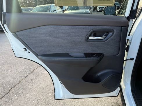 Used 2023 Nissan Rogue SV image 11